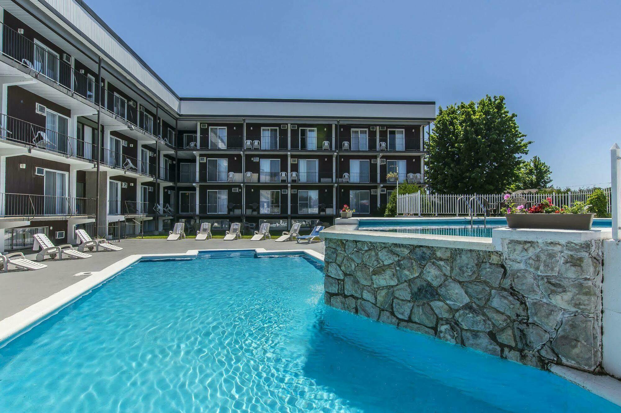 Hotel Le Principal Granby Exterior photo